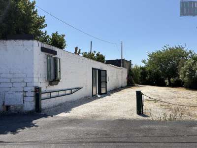 All�esterno si presenta come una casa di campagna con le pareti interamente tinteggiate di bianco